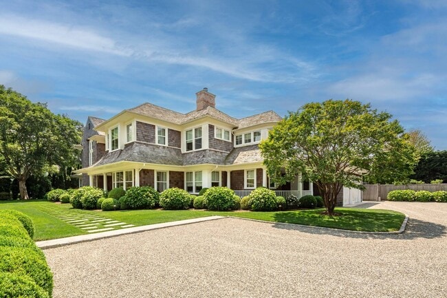 11 Bellows Ct in Southampton, NY - Building Photo - Building Photo
