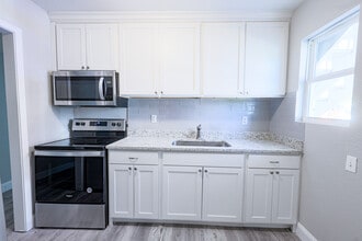 223 SE 13th St, Unit #2 in Grand Prairie, TX - Foto de edificio - Building Photo