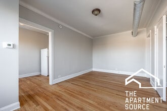 2712 N Milwaukee Ave in Chicago, IL - Foto de edificio - Building Photo