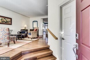 901 Harrison Cir in Alexandria, VA - Building Photo