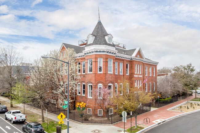 Pierce School Lofts in Washington, DC - Foto de edificio - Building Photo