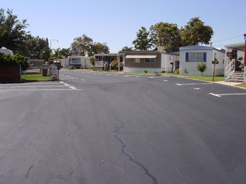 Mulberry Manor in Bakersfield, CA - Building Photo