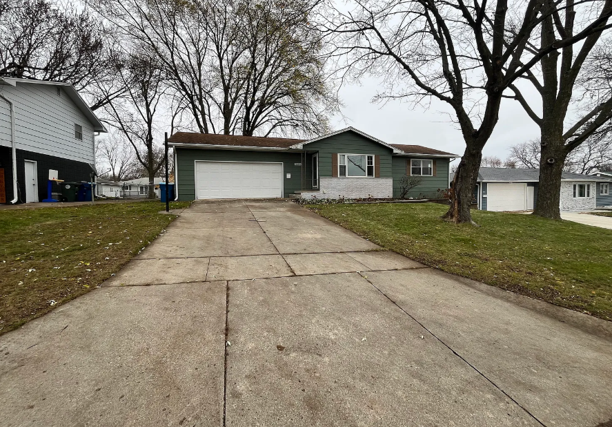 3320 Monticello Ave in Waterloo, IA - Foto de edificio