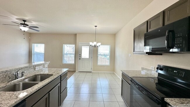 8713 Pensive Dr in Converse, TX - Foto de edificio - Building Photo