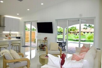 16056 SW 66th Terrace in Miami, FL - Foto de edificio - Building Photo