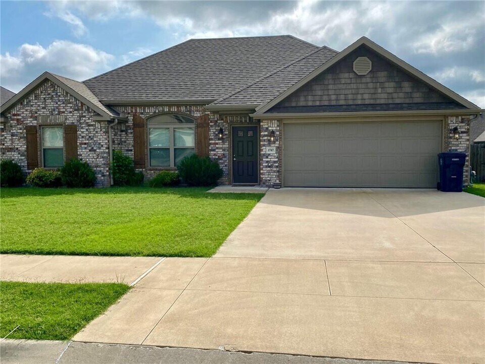 1747 Charismatic Dr in Prairie Grove, AR - Building Photo