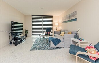 19801 E Country Club Dr in Aventura, FL - Building Photo - Building Photo