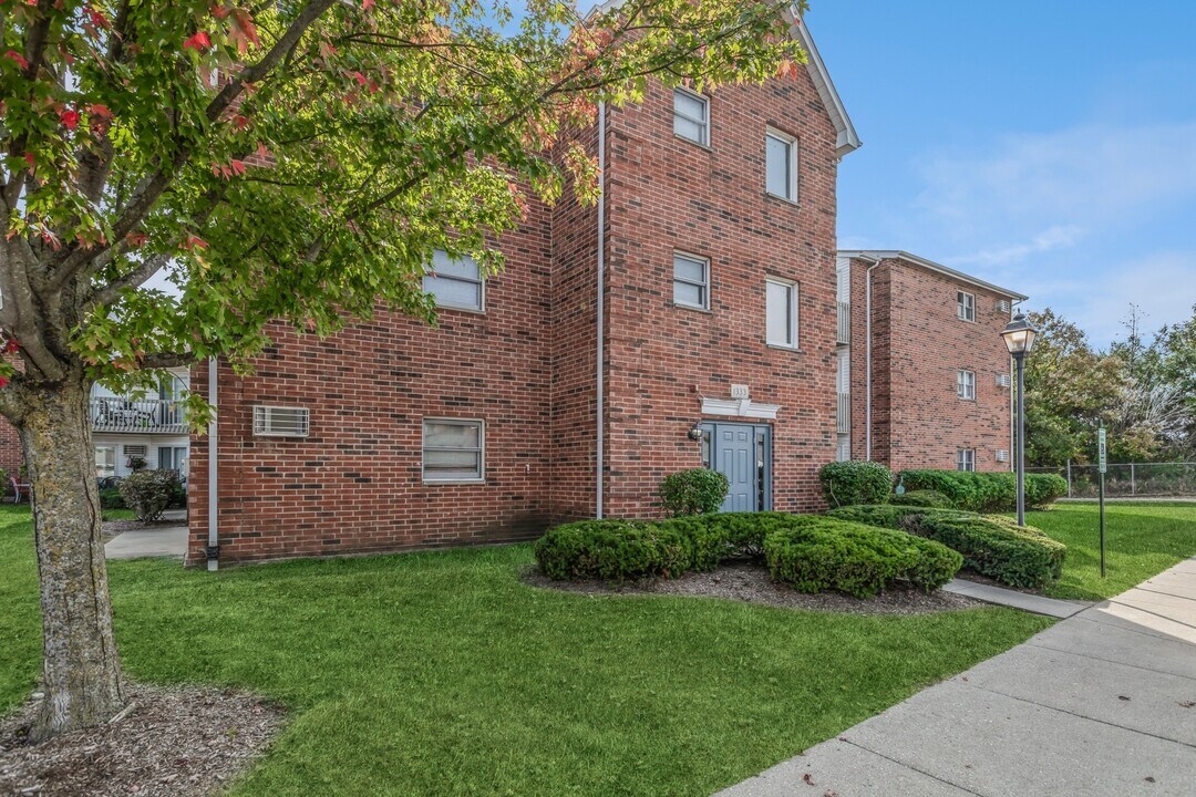 1333 Cunat Ct in Lake In The Hills, IL - Building Photo