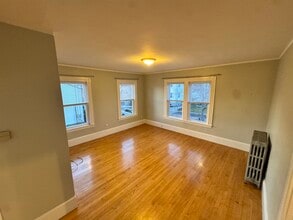 10 Crescent Hl, Unit 2 in Wakefield, MA - Foto de edificio - Building Photo