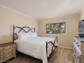 271 1st Ave S in Naples, FL - Building Photo - Building Photo