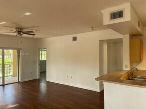 2412 Centergate Dr in Miramar, FL - Building Photo - Building Photo