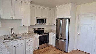 127 Bartlett St, Unit 127 Bartlett St in Portsmouth, NH - Building Photo