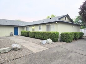 322 Lorraine Ave, Unit A in Eagle Point, OR - Building Photo