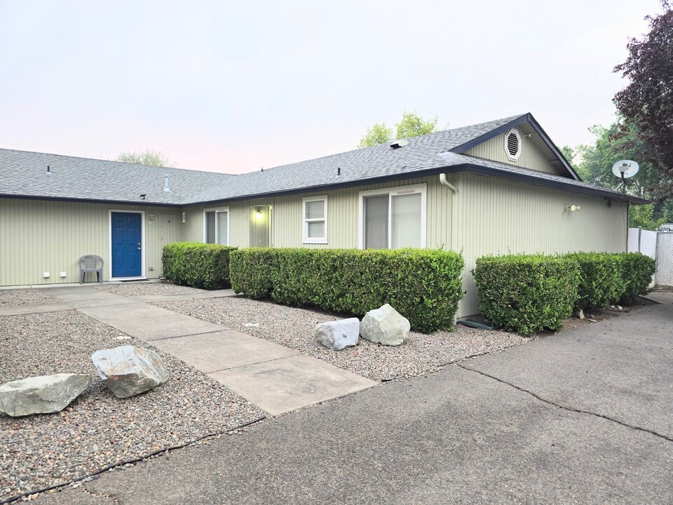 322 Lorraine Ave, Unit A in Eagle Point, OR - Building Photo