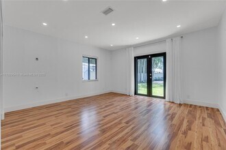 549 NE 12th Ave in Fort Lauderdale, FL - Building Photo - Building Photo