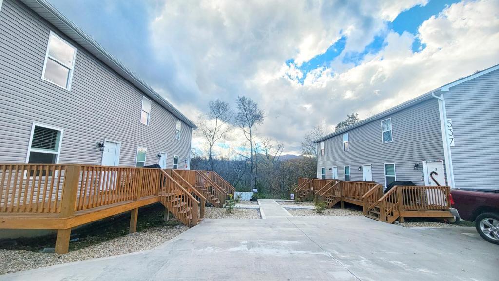 527 Old Knoxville Hwy in Newport, TN - Building Photo