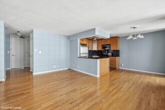 400 E Randolph St, Unit 3527 in Chicago, IL - Building Photo - Building Photo
