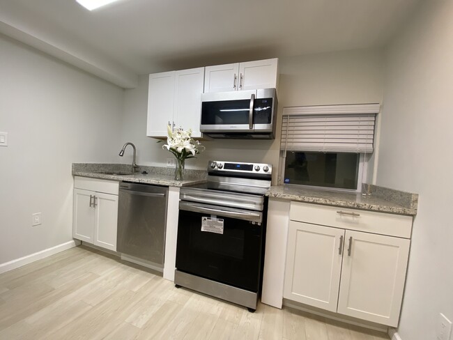 1117 Jansen Ave, Unit Basement Apartment