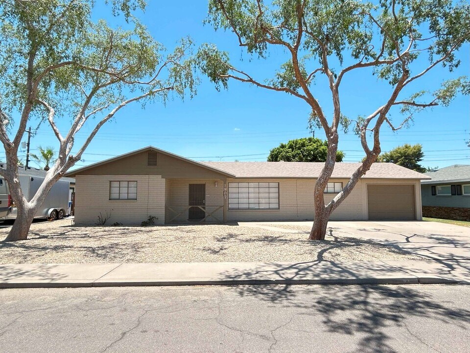 1907 E Minnezona Ave in Phoenix, AZ - Building Photo