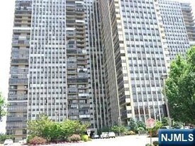 300 Winston Dr in Cliffside Park, NJ - Building Photo