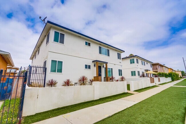10239 Woodworth Ave in Inglewood, CA - Foto de edificio - Building Photo