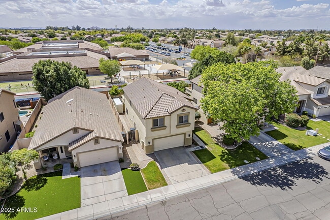 property at 927 W Azalea Pl