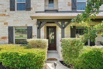 21909 Esmeralda Dr in Spicewood, TX - Building Photo - Building Photo