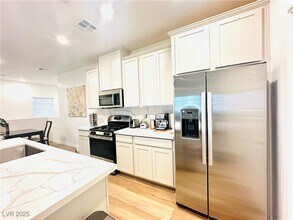600 Carriage Hill Dr in Las Vegas, NV - Building Photo - Building Photo