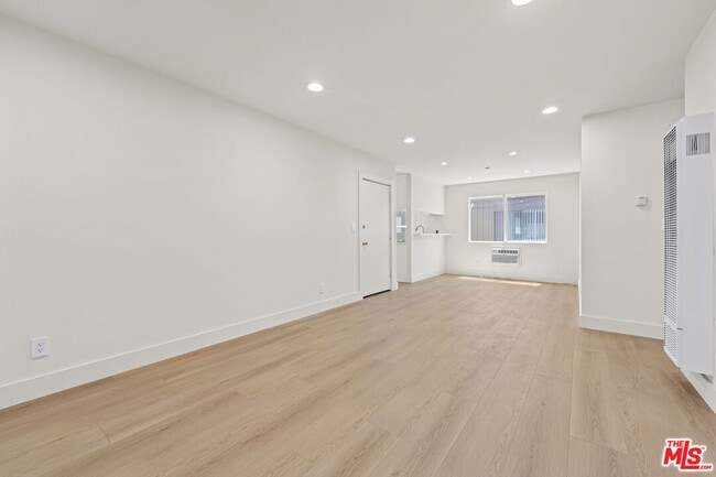 635 Westmount Dr in West Hollywood, CA - Building Photo - Building Photo