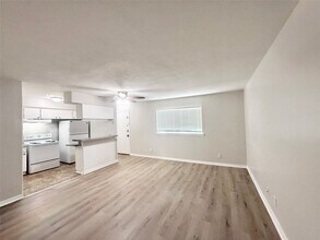 201 S Kaysie St in Angleton, TX - Building Photo - Building Photo