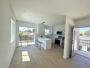 2102 N Pass Ave in Burbank, CA - Building Photo - Building Photo