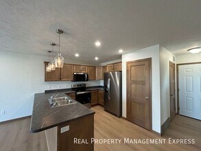 Beautiful 3 Bedroom 2.5 Bathroom Townhome in Sioux Falls, SD - Building Photo - Building Photo