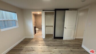 385 Redondo Ave in Long Beach, CA - Building Photo