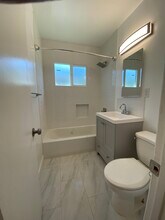 12641 Vanowen St, Unit A in Los Angeles, CA - Foto de edificio - Building Photo