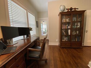 107 W Ridgewood Ct in San Antonio, TX - Building Photo - Building Photo