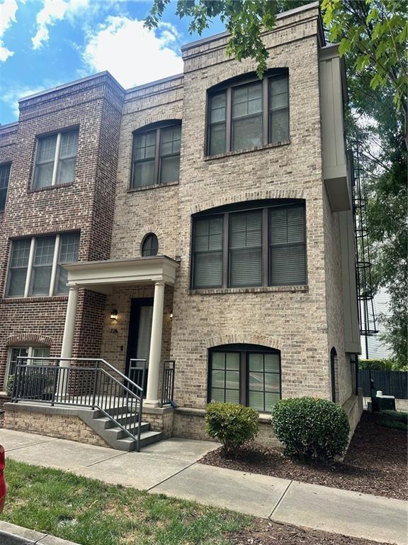 property at 726 Cosmopolitan Dr NE