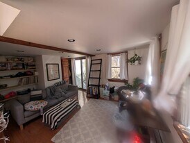 125 1/2 Spring St in Cambridge, MA - Building Photo