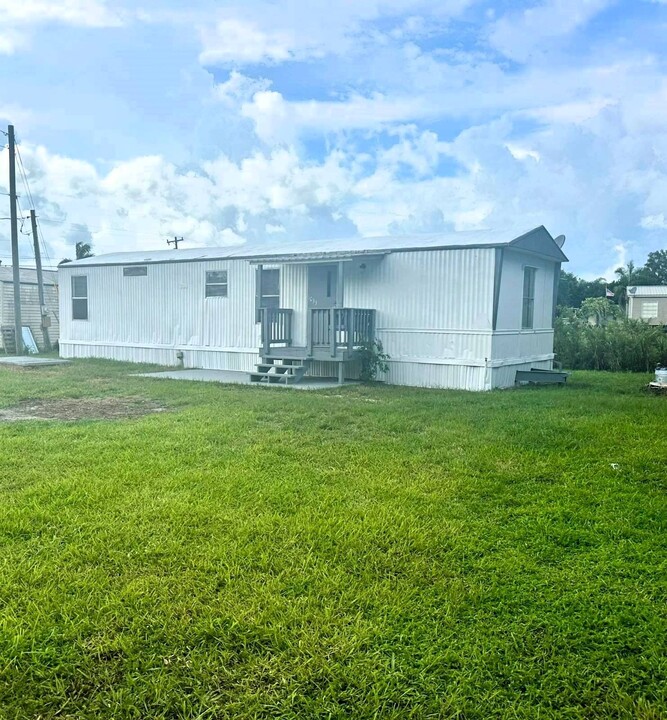 1033 Sealey Rd in Moore Haven, FL - Building Photo