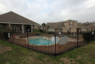 Creekside Terrace Apartments in Ennis, TX - Building Photo - Building Photo