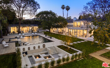 901 Whittier Dr in Beverly Hills, CA - Building Photo - Building Photo
