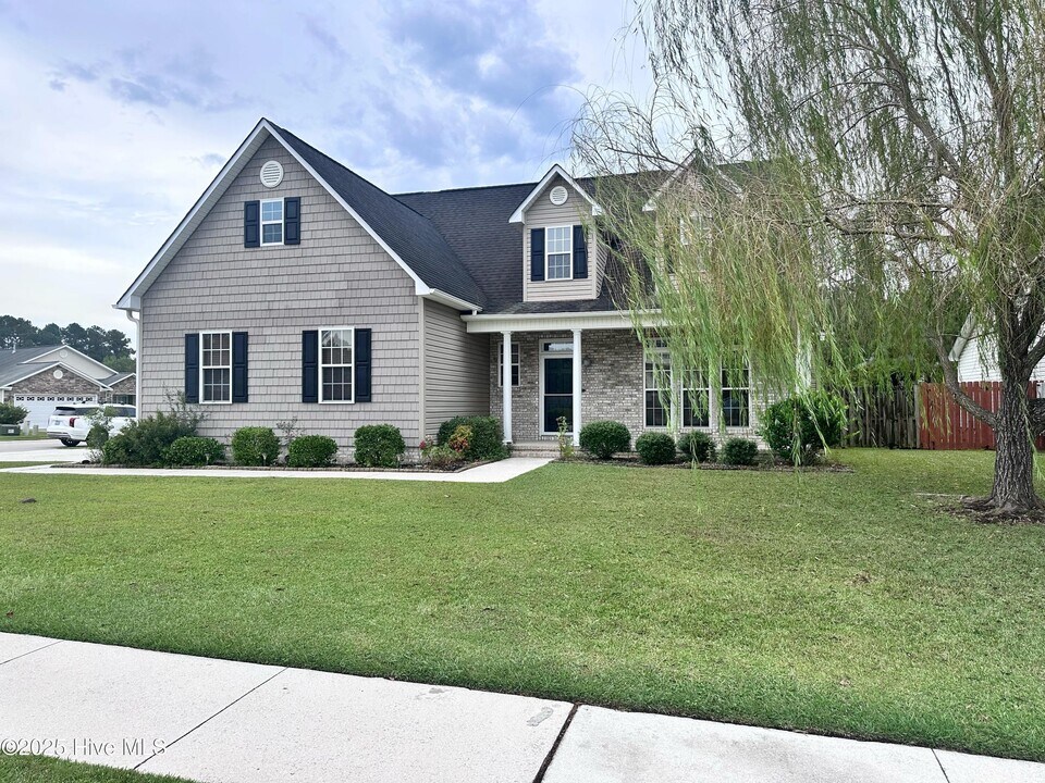 300 Walkens Woods Ln in Jacksonville, NC - Building Photo