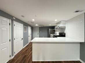 2317 N Keeler Ave, Unit G in Chicago, IL - Building Photo - Building Photo