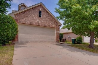 11949 Grizzly Bear Dr, Unit 3R in Fort Worth, TX - Building Photo - Building Photo