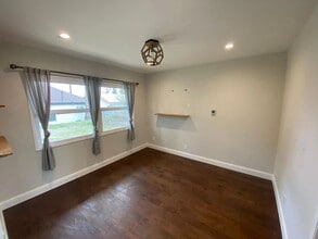 7840 Woodlake Ave in Los Angeles, CA - Building Photo - Building Photo