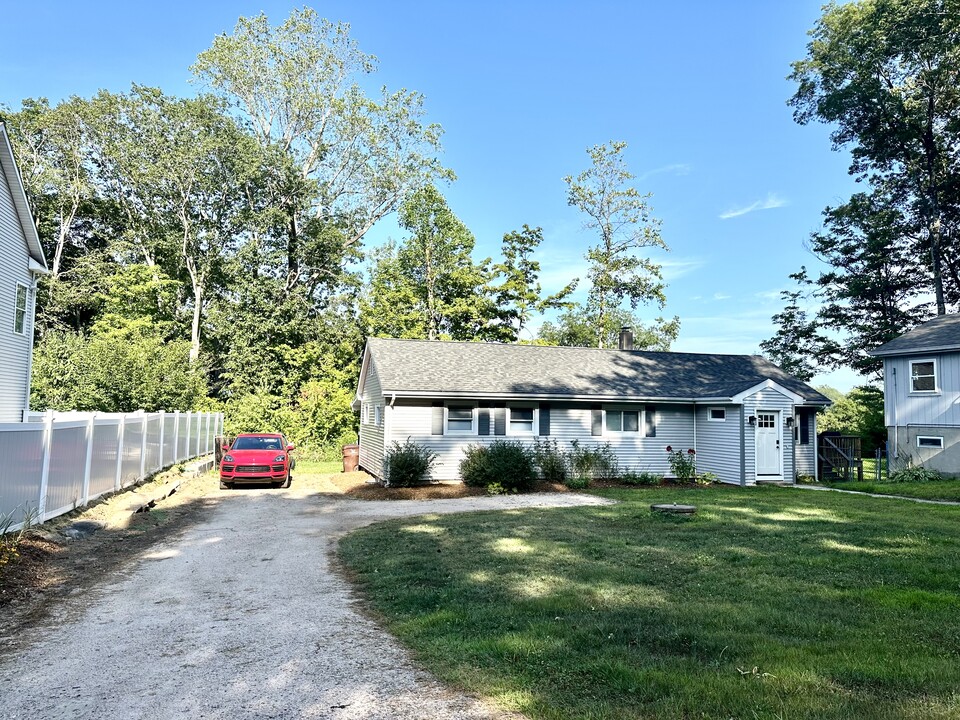 50 Clear Lake Manor Rd in North Branford, CT - Building Photo