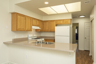 Constellation Park - Military Housing in Lemoore, CA - Foto de edificio - Interior Photo