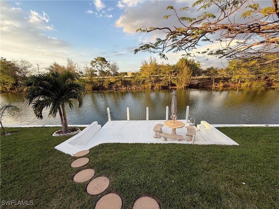 607 SE 13th St in Cape Coral, FL - Building Photo