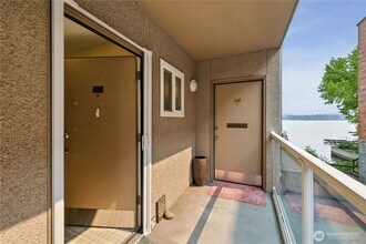 1810 43rd Ave E in Seattle, WA - Foto de edificio - Building Photo