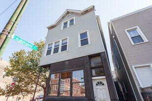 2459 N Ashland Ave, Unit 2F in Chicago, IL - Building Photo
