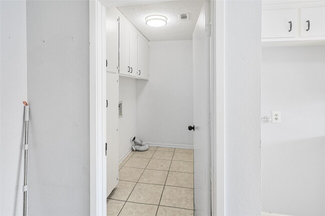 property at 2719 Meadow Ln